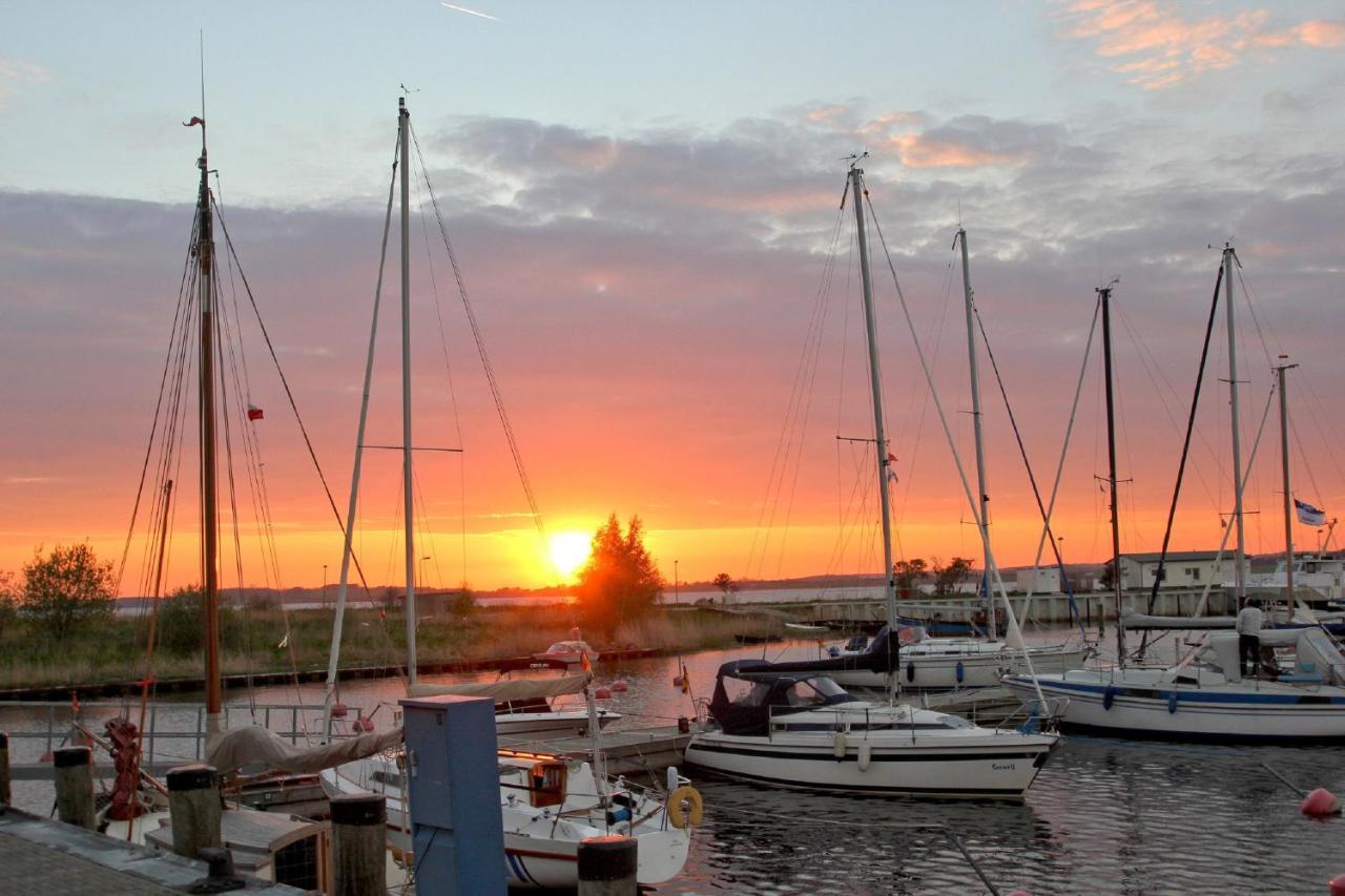 Strandnah Mit Balkon, Gratis Nutzung Vom Ahoi Erlebnisbad Und Sauna In Sellin - Strandhaus Moenchgut Fewo21 Lobbe Exterior photo